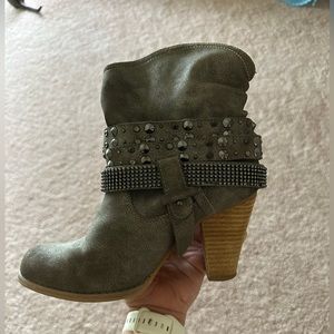 Bedazzled gray boots with heel